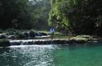 Caminhando nas pontes de pedra em Semuc Champey, na Guatemala